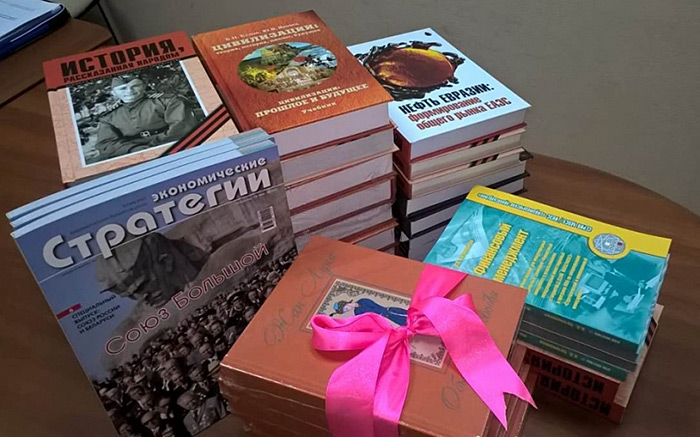 <IMG border=0 hspace=6 alt="Сторонники Ассамблеи народов Евразии передали в дар свои книги" vspace=6 align=left src="/upload/images/book162_1.jpg" width=162 height=162>В штаб-квартиру Ассамблеи народов Евразии в Москве прибыло более 350 книг. Акция приурочена к Международному дню дарения книг, который отмечается 14 февраля. Часть книг останется в России, часть будет передана представителям разных стран в рамках межкультурного обмена.
